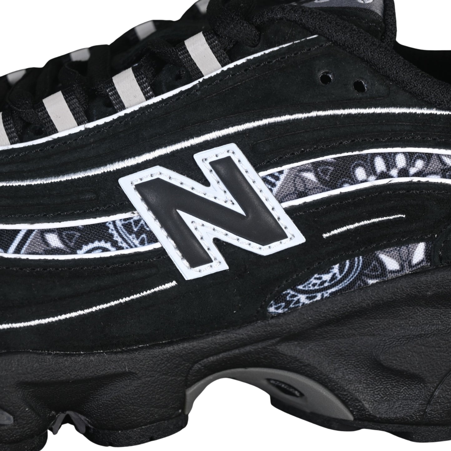 Tênis NB 1000 Camurça Preto detalhes Branco