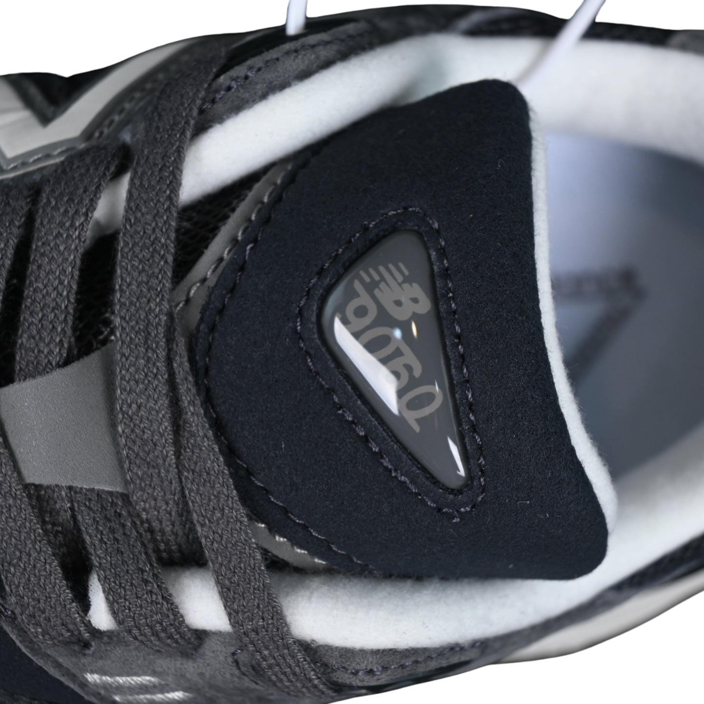 Tênis NB 9060 Camurça Cinza Escuro com Cinza e Branco