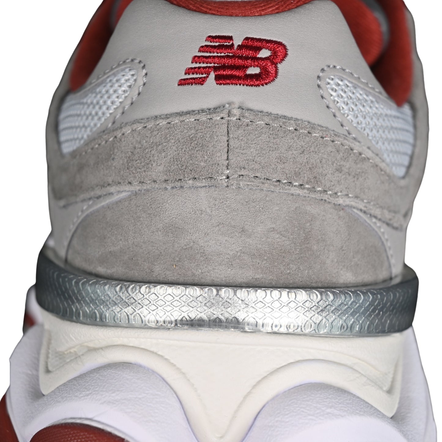 Tênis NB 9060 Boston College Cinza com Branco e vermelho