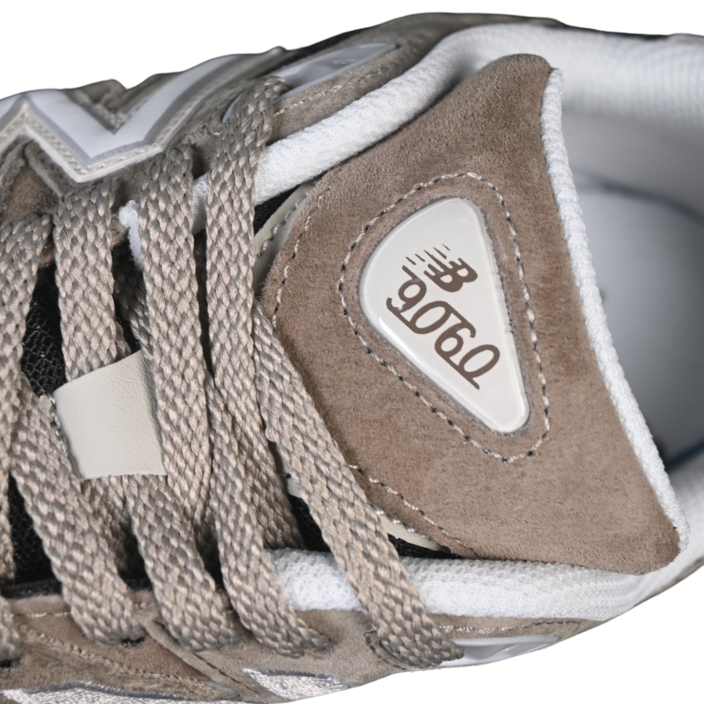 Tênis NB 9060 Camurça Marrom claro com Preto e Bege