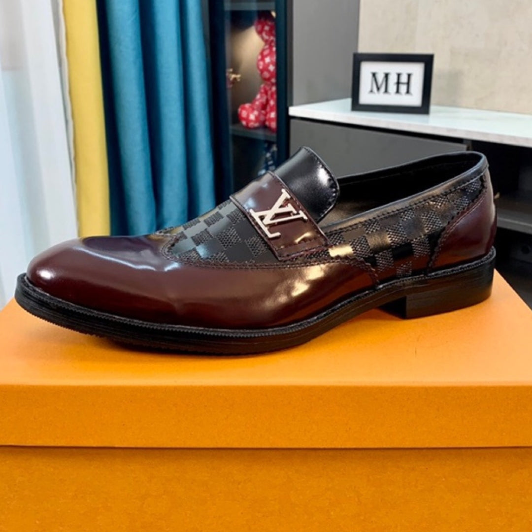 Sapato LV Social Couro Marrom Avermelhado detalhes logo canto