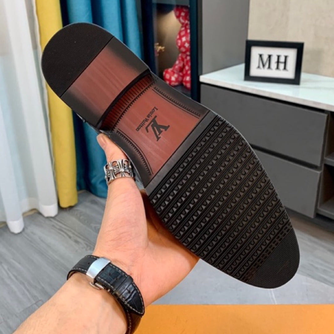 Sapato LV Social Couro Marrom Avermelhado detalhes logo canto