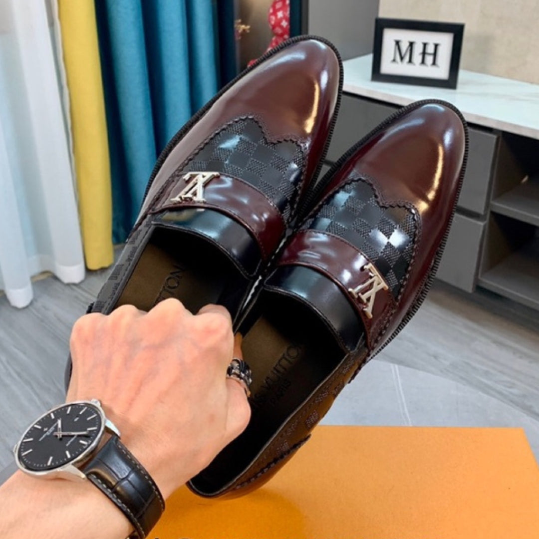 Sapato LV Social Couro Marrom Avermelhado detalhes logo canto