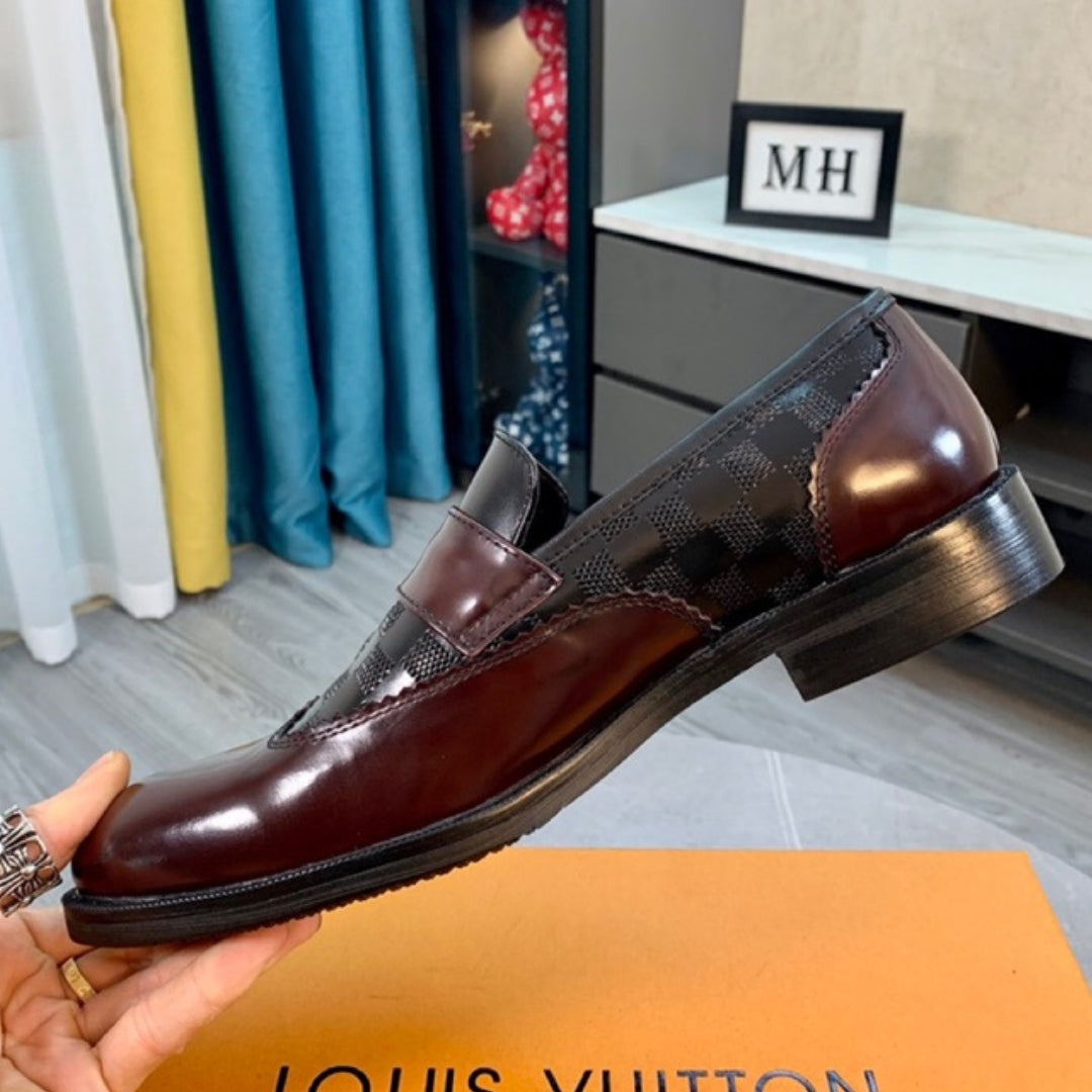 Sapato LV Social Couro Marrom Avermelhado detalhes logo canto
