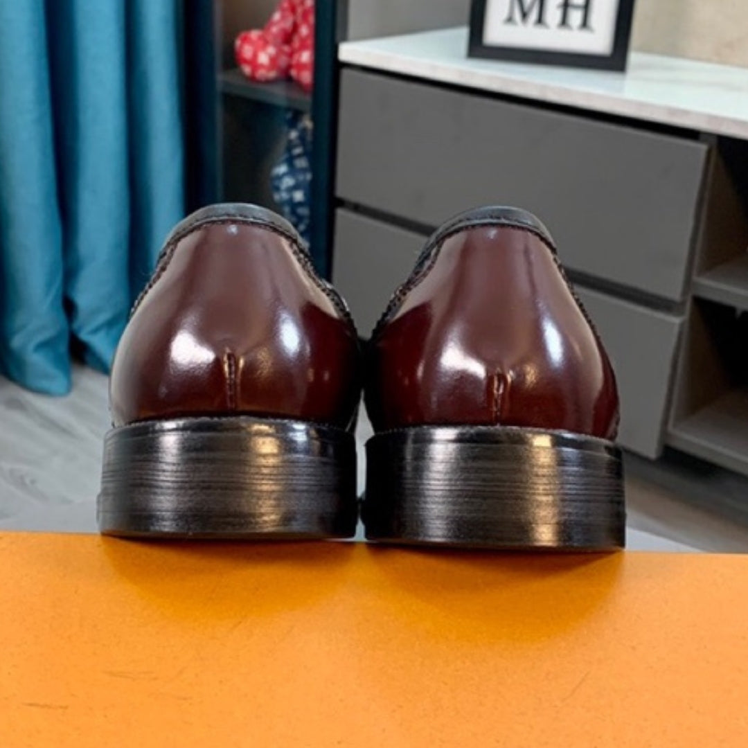 Sapato LV Social Couro Marrom Avermelhado detalhes logo canto
