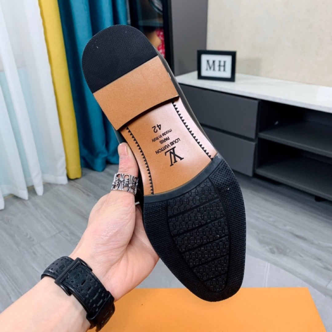 Sapato LV Social Couro Preto Brilhante Xadres Marrom e logo pequena canto