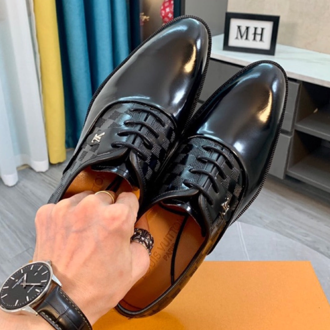 Sapato LV Social Couro Preto detalhes logo lateral