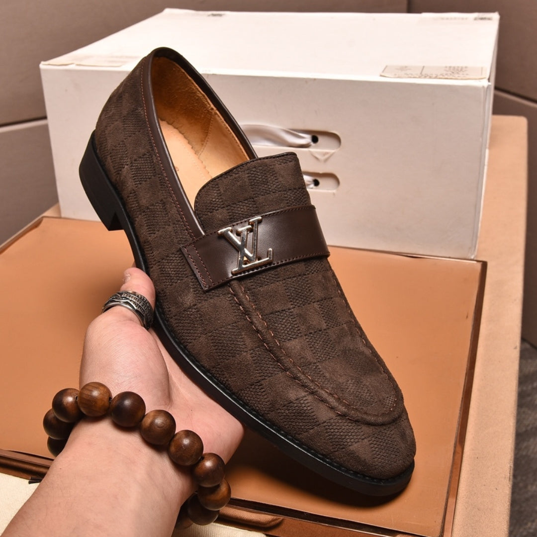 Sapato LV Social Marrom Tecido detalhes logo canto