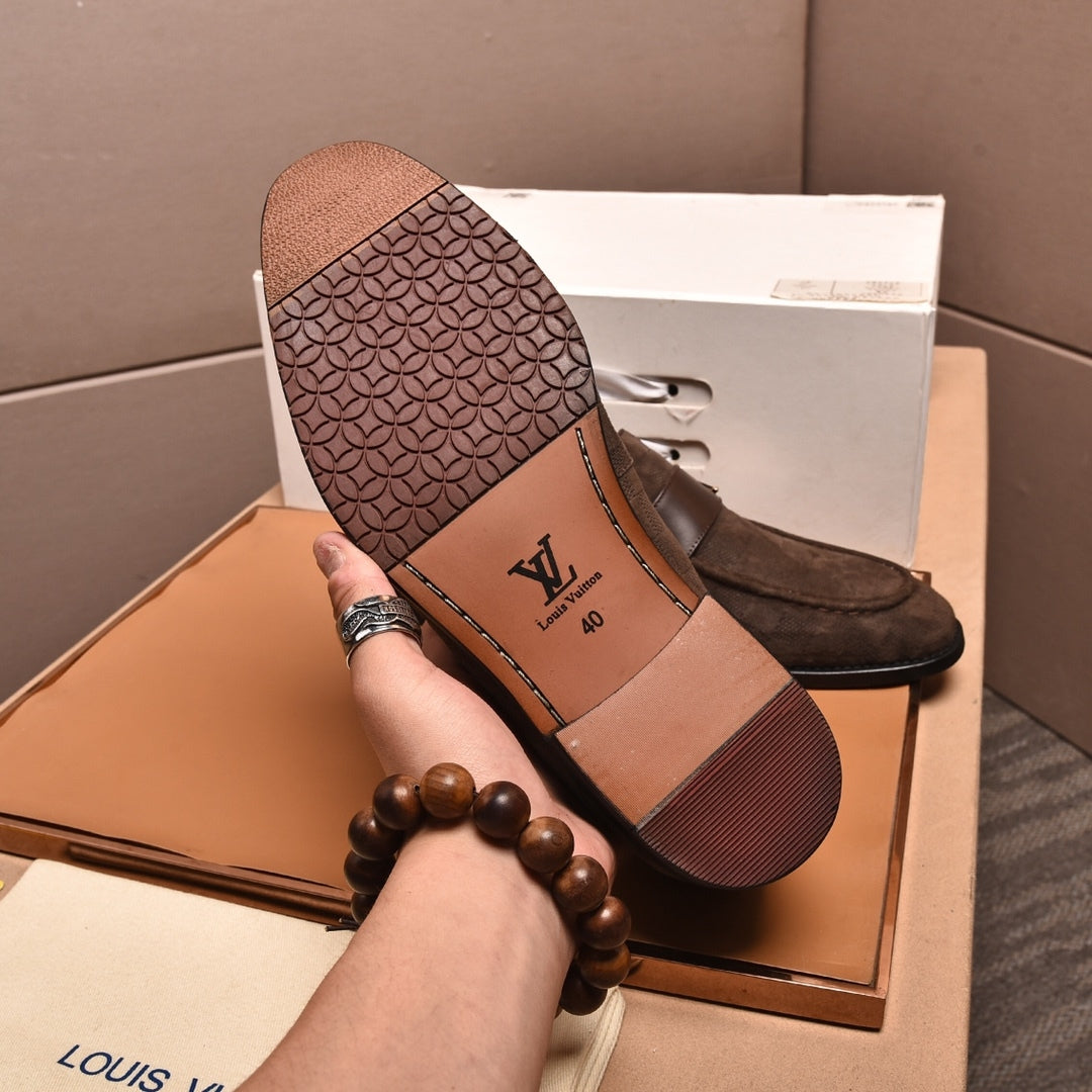 Sapato LV Social Marrom Tecido detalhes logo canto