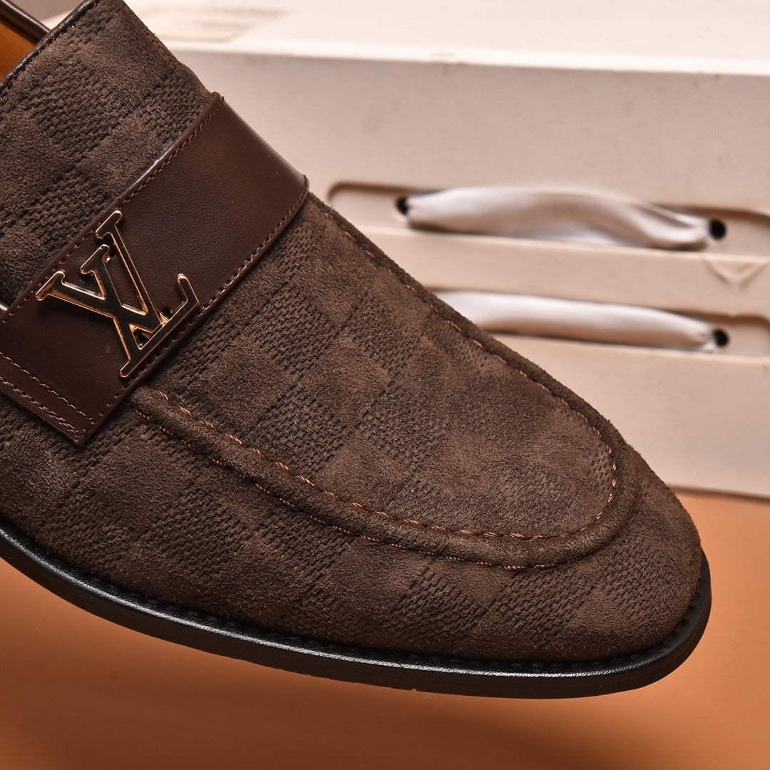 Sapato LV Social Marrom Tecido detalhes logo canto