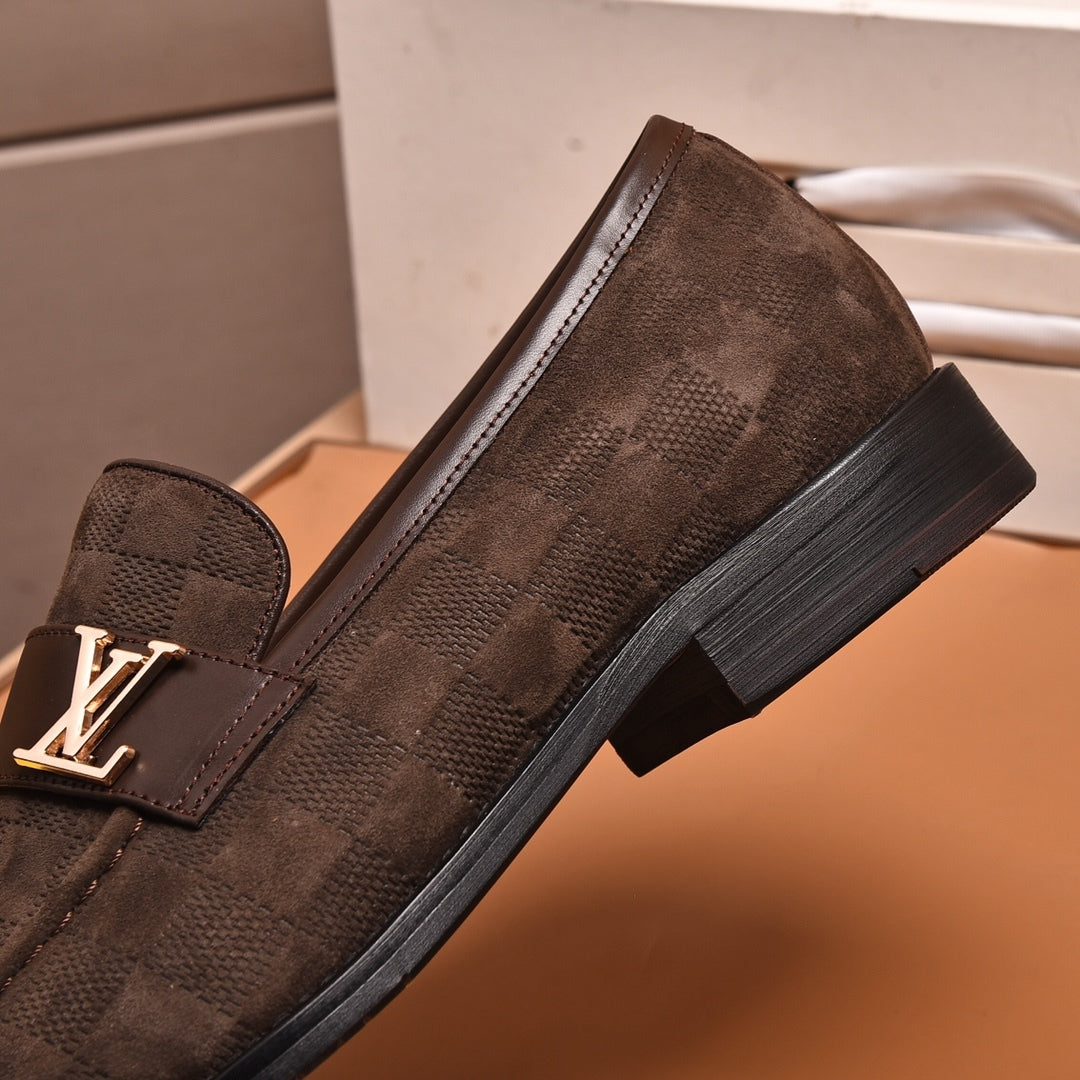 Sapato LV Social Marrom Tecido detalhes logo canto