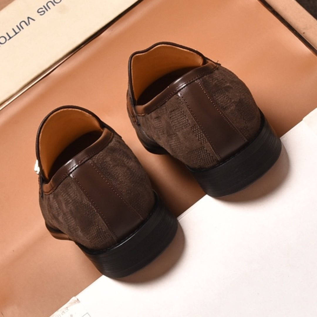 Sapato LV Social Marrom Tecido detalhes logo canto
