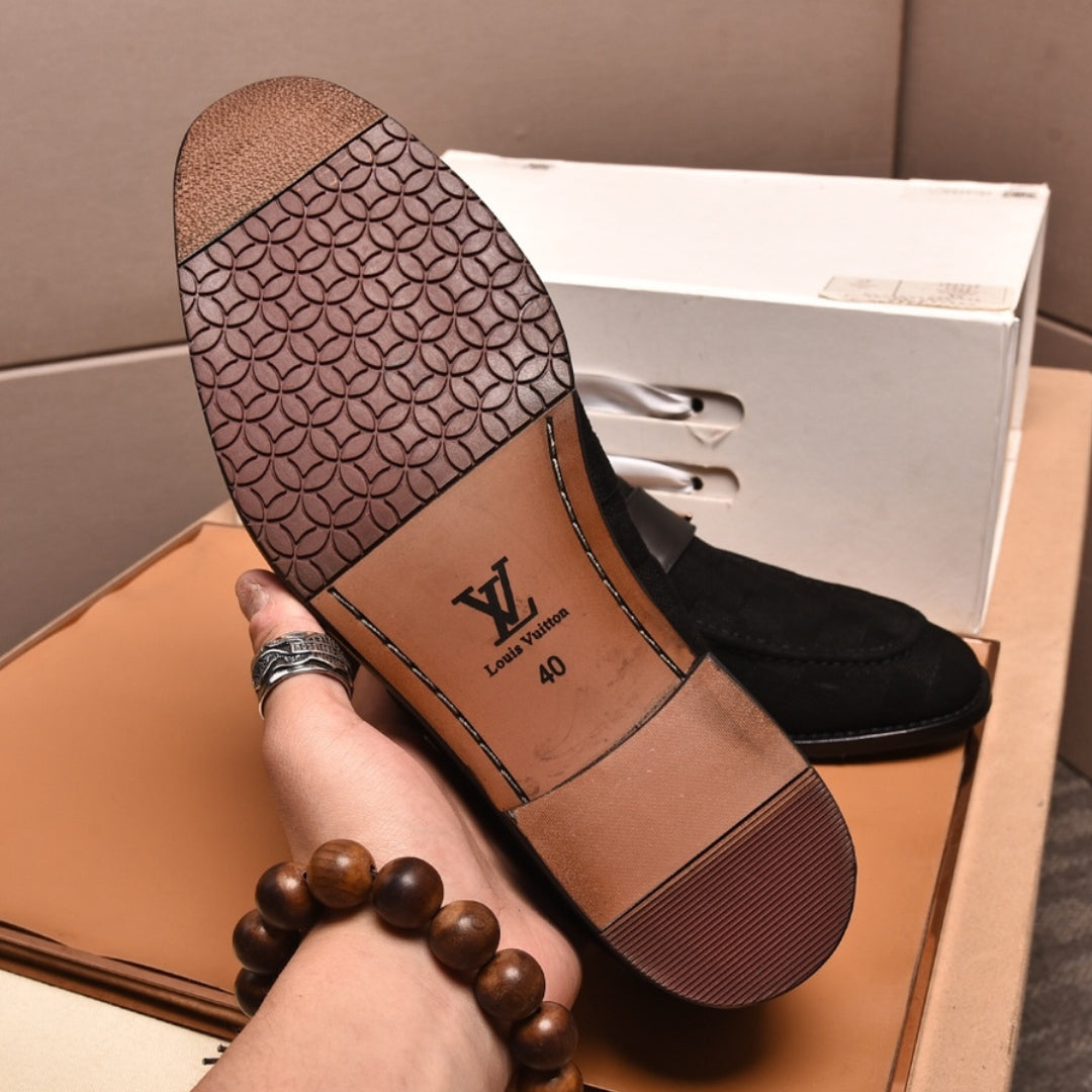 Sapato LV Social Preto Tecido detalhes logo canto
