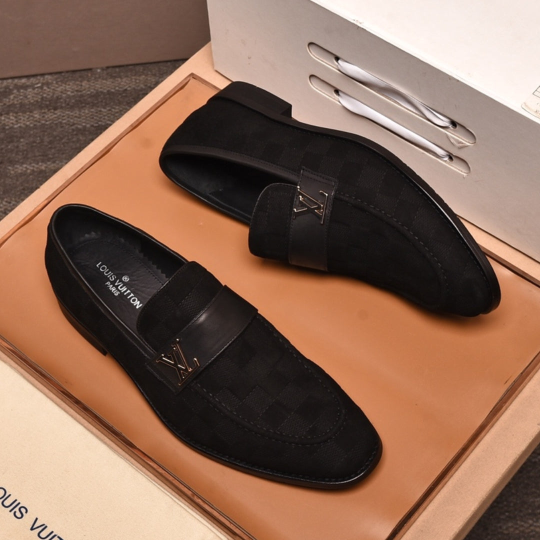 Sapato LV Social Preto Tecido detalhes logo canto