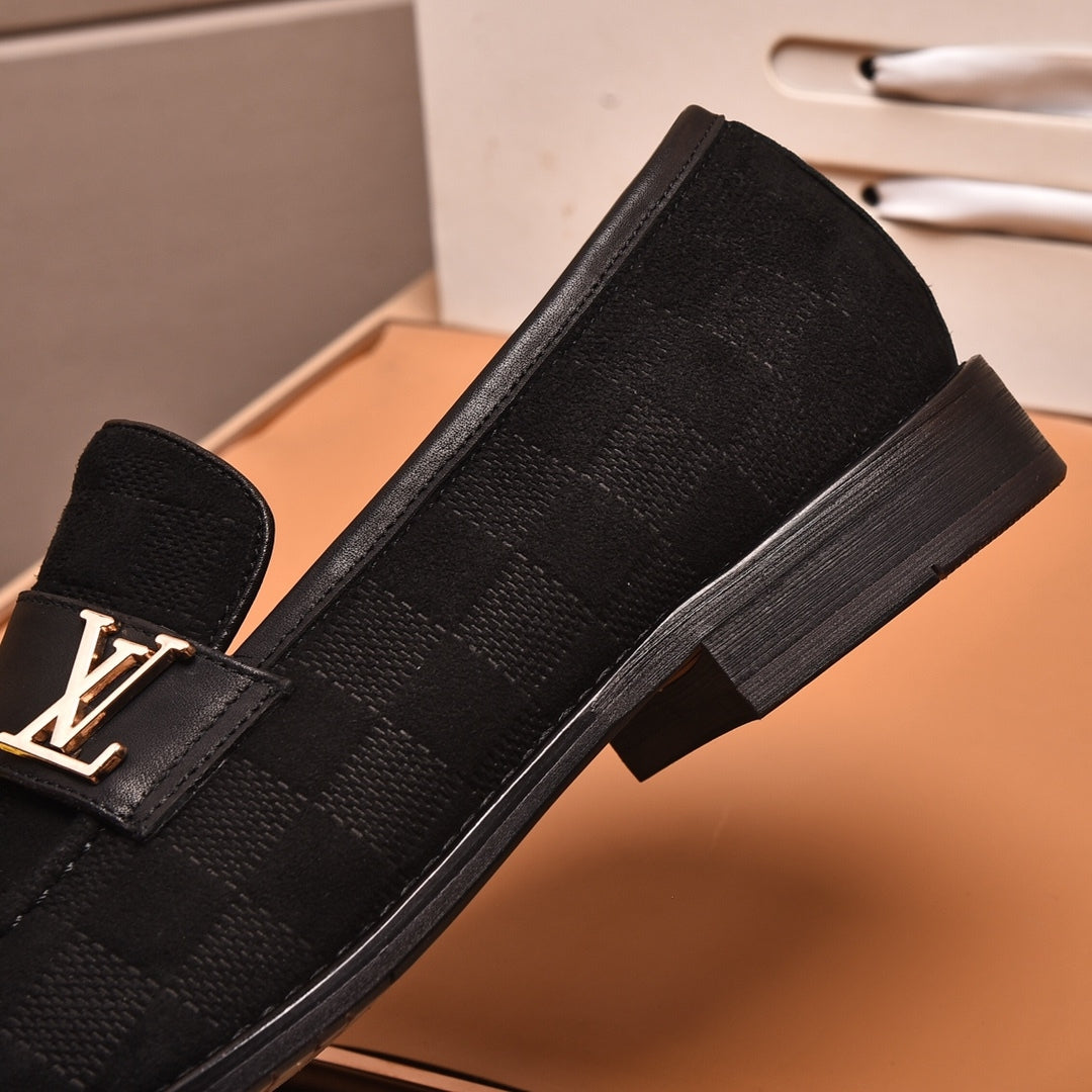 Sapato LV Social Preto Tecido detalhes logo canto