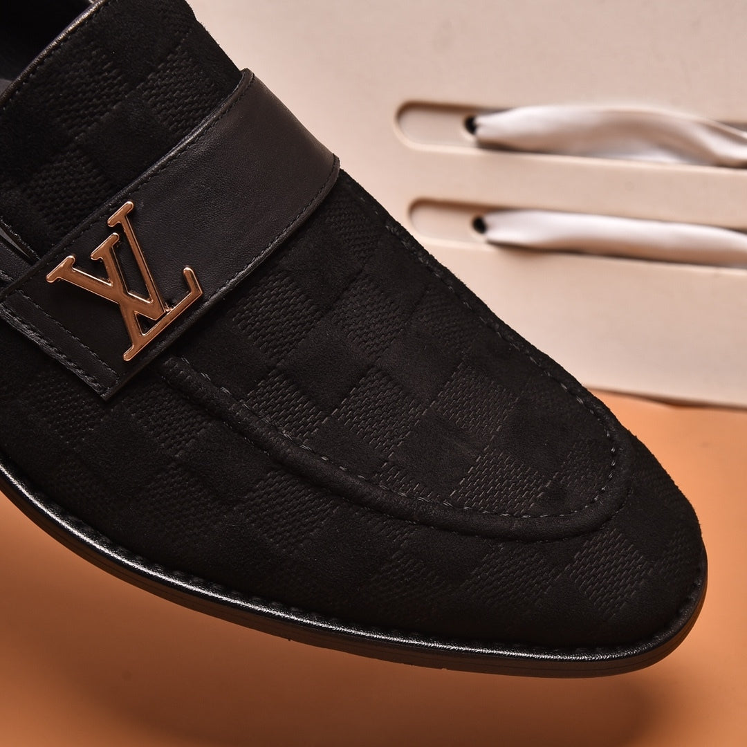 Sapato LV Social Preto Tecido detalhes logo canto