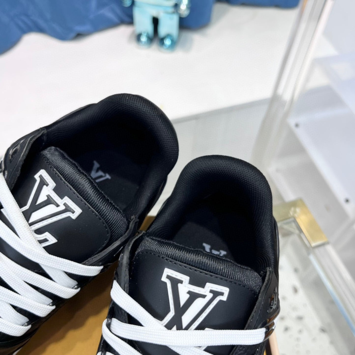 Tenis LV Trainer Preto com Branco