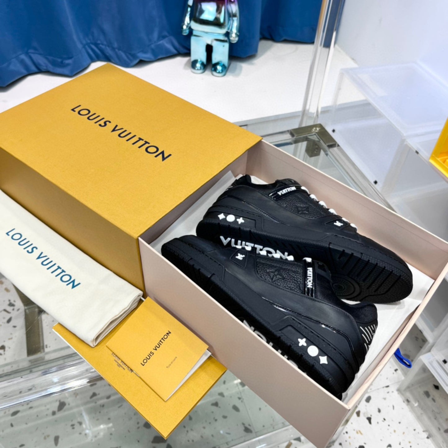 Tenis LV Trainer Preto com Branco