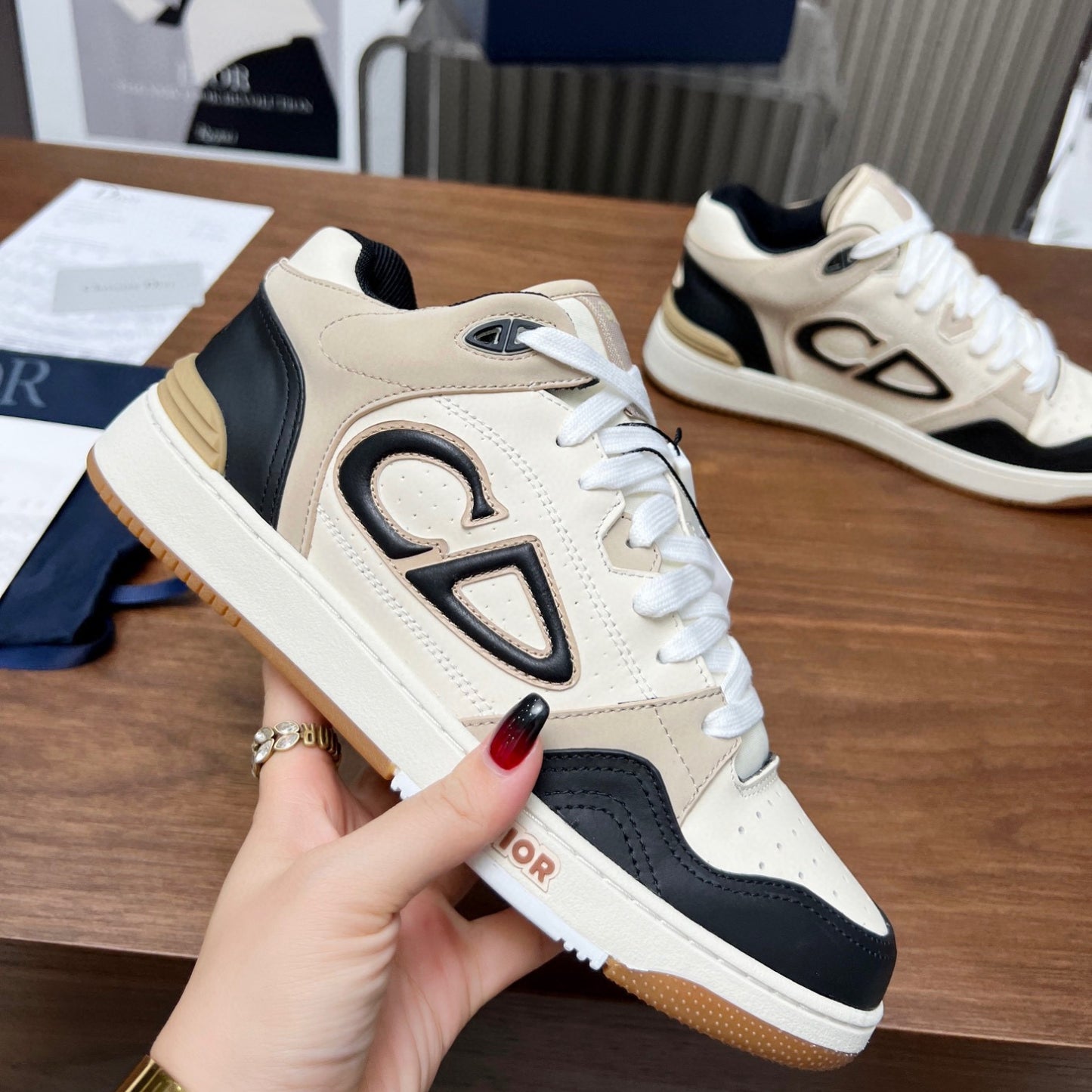 Tênis Dio B57 Branco com Preto e Bege logo canvas