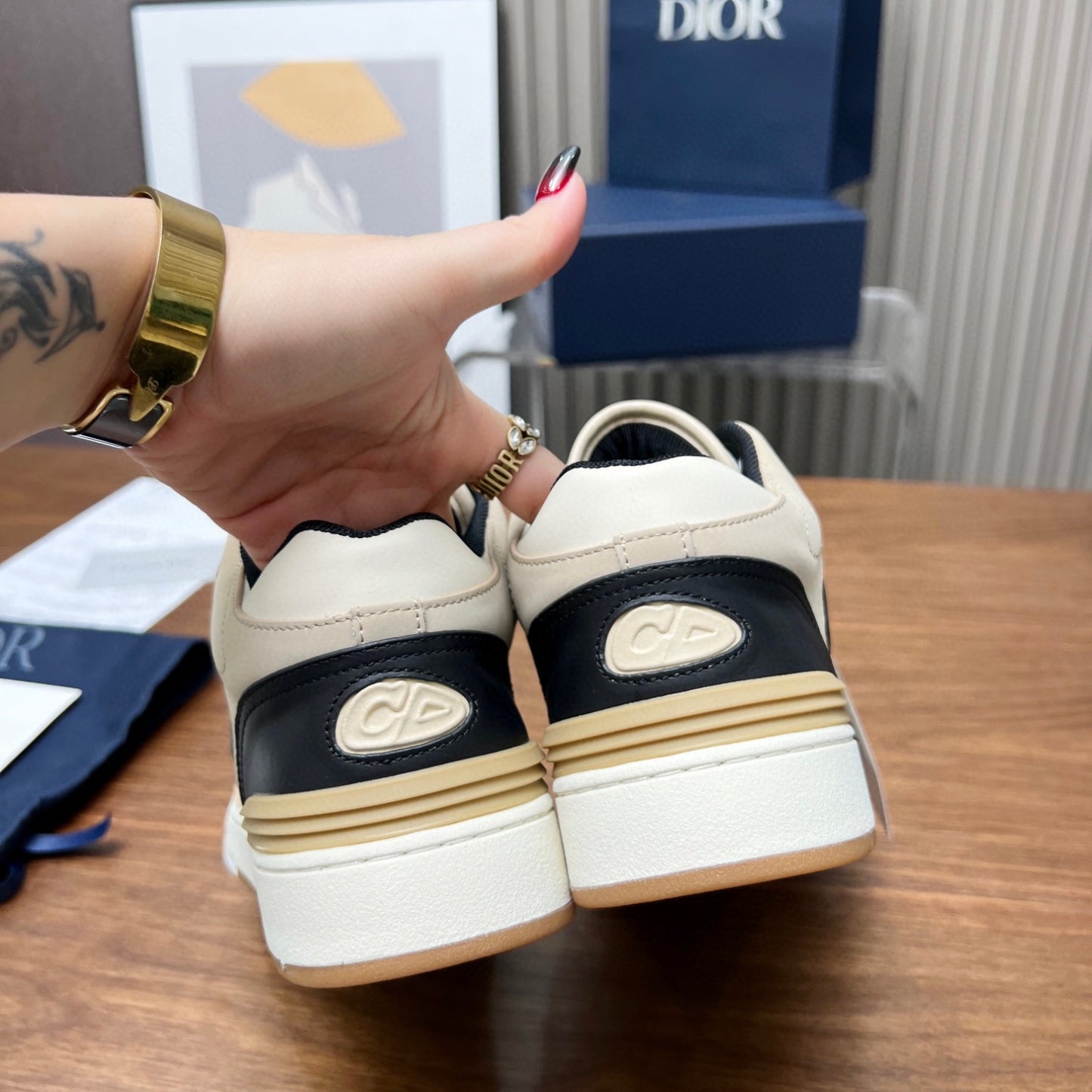 Tênis Dio B57 Branco com Preto e Bege logo canvas