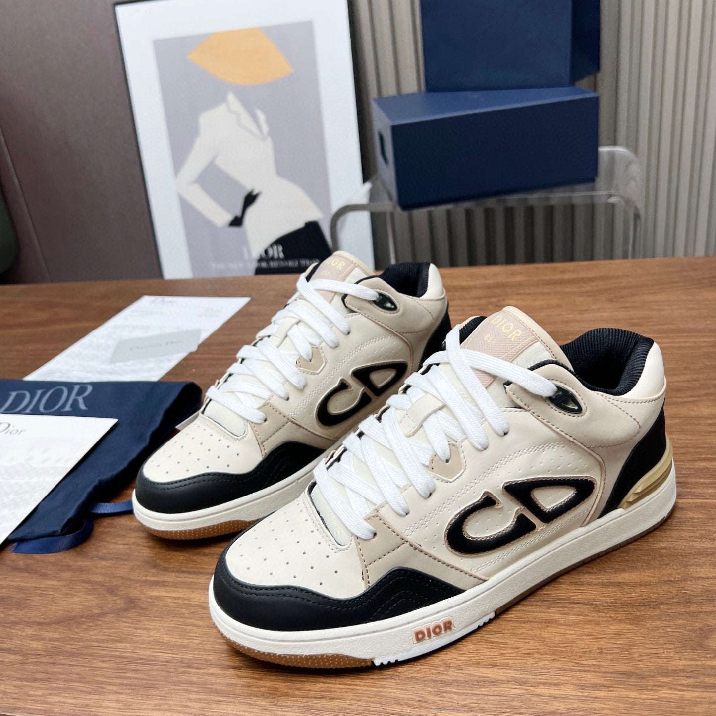 Tênis Dio B57 Branco com Preto e Bege logo canvas