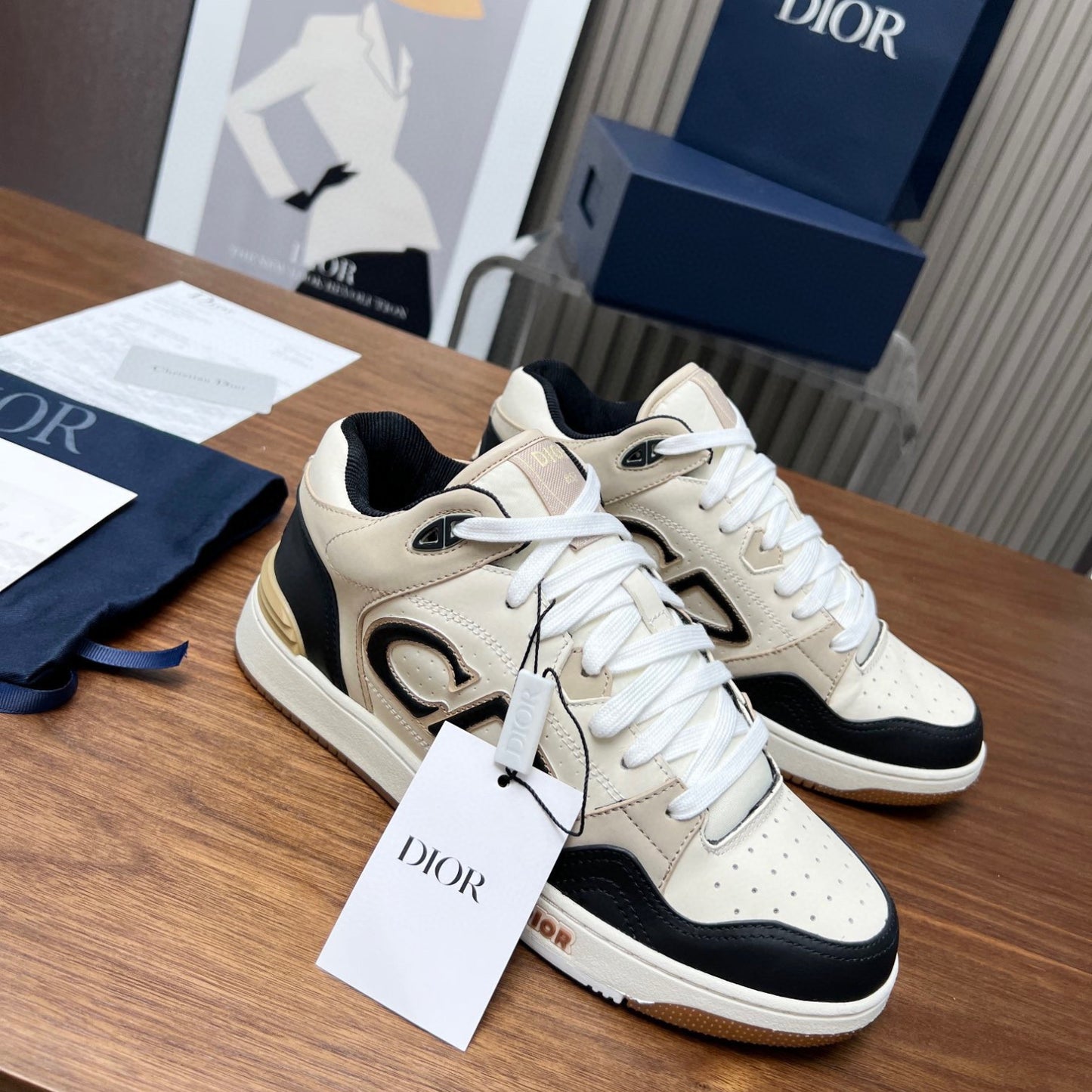 Tênis Dio B57 Branco com Preto e Bege logo canvas