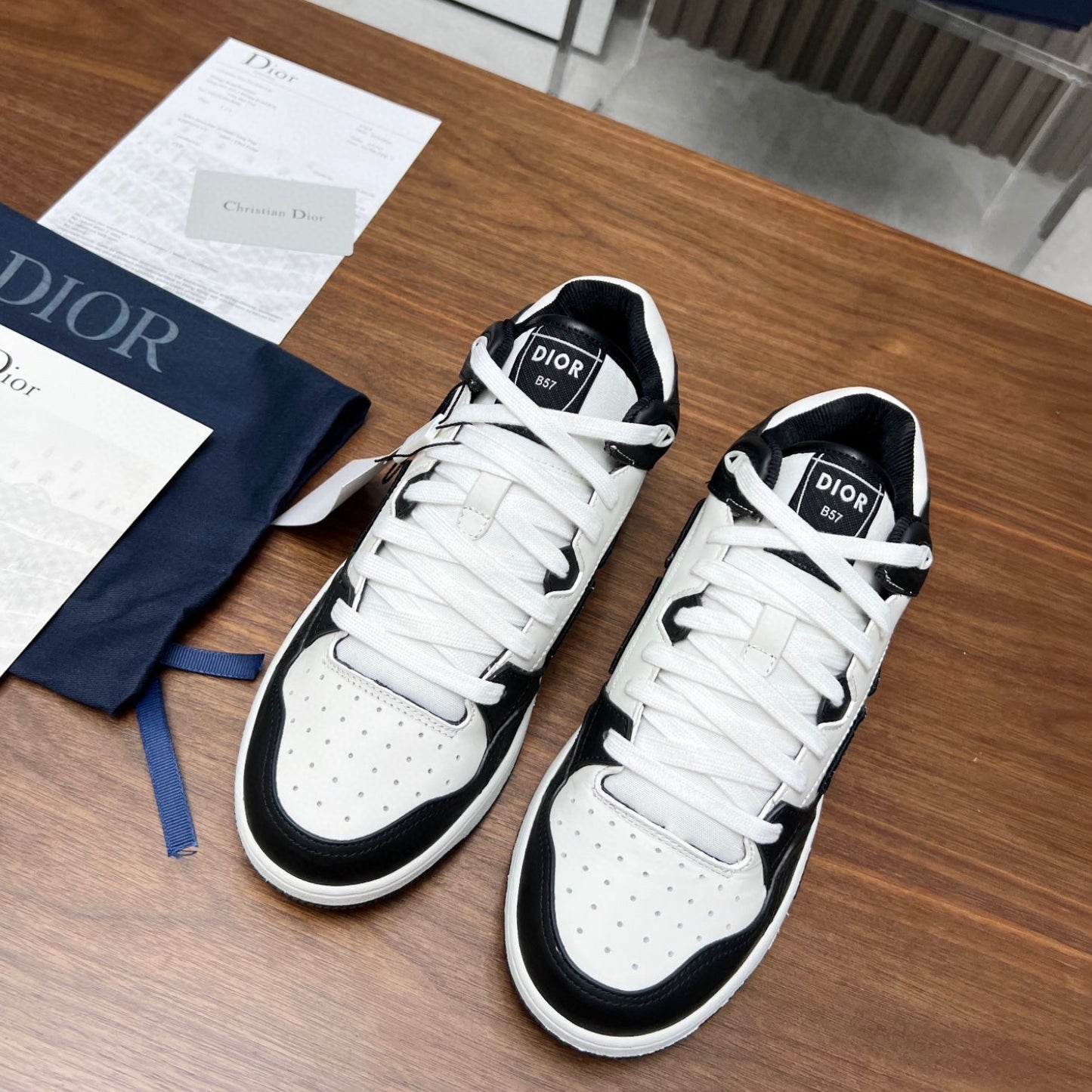 Tênis Dio B57 Branco com Cinza e logo canvas