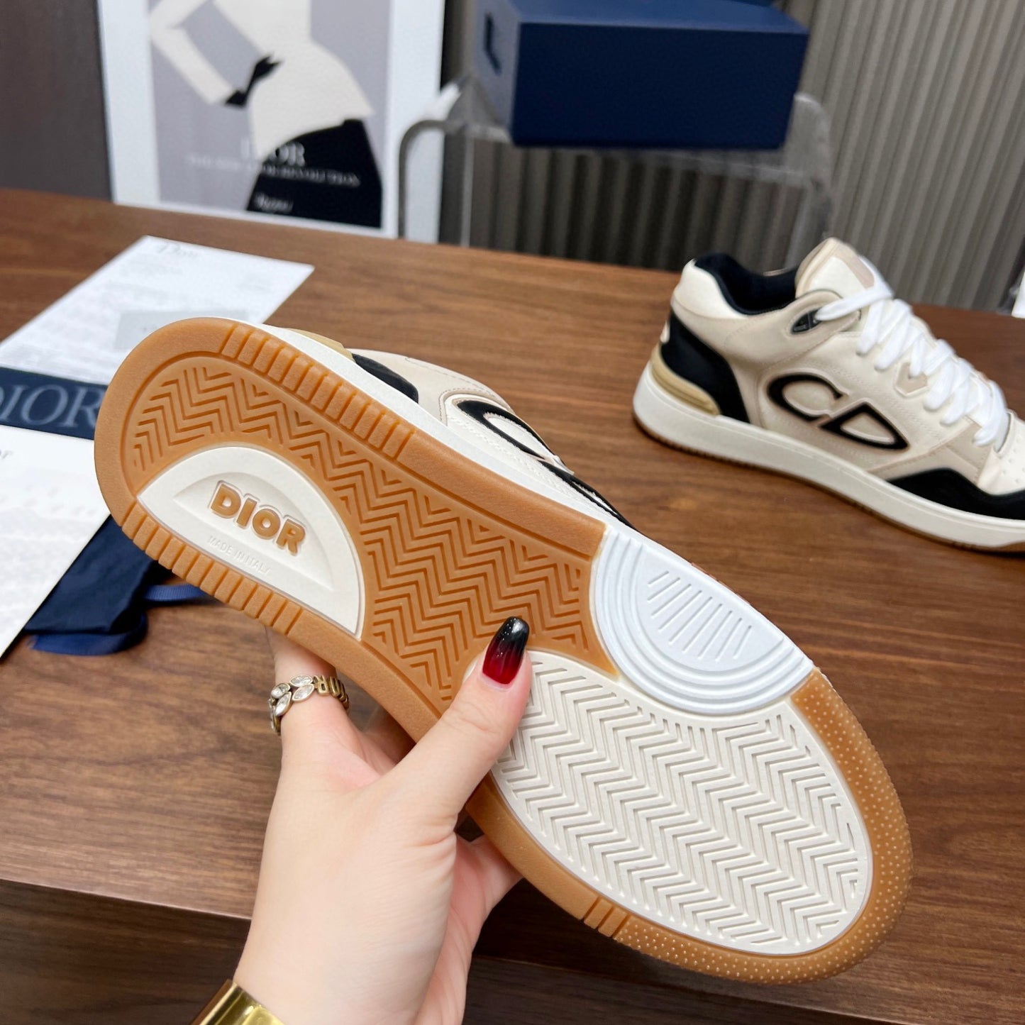 Tênis Dio B57 Branco com Preto e Bege logo canvas
