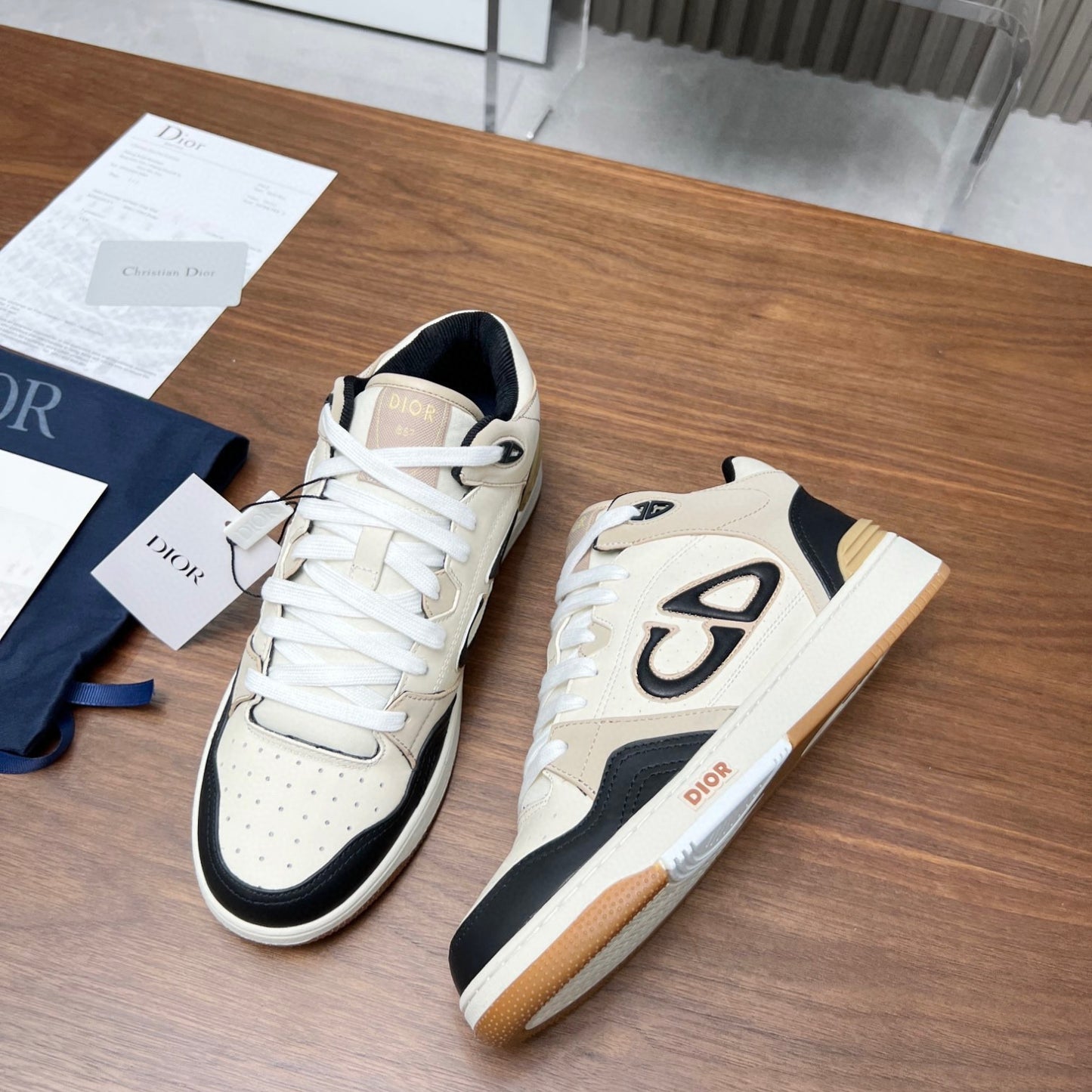 Tênis Dio B57 Branco com Preto e Bege logo canvas