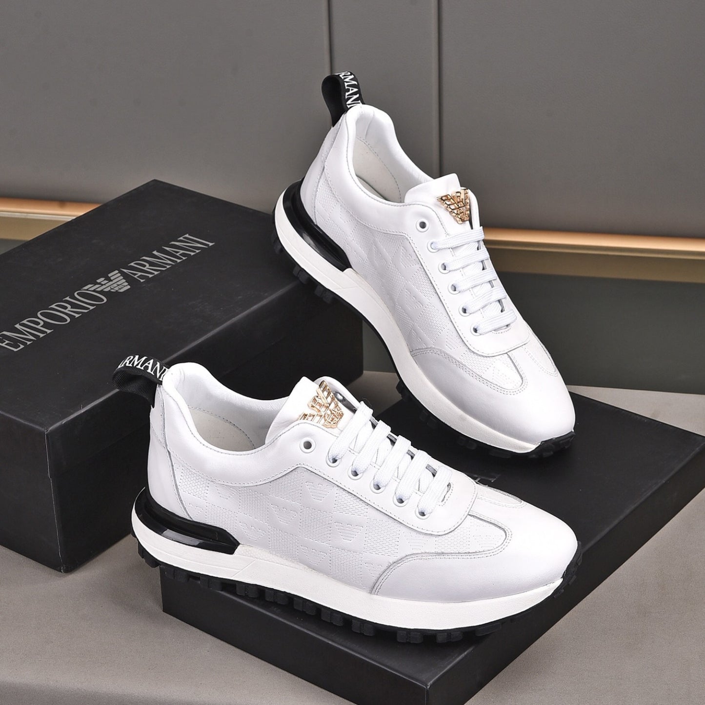 Tenis Arman Branco Couro logo detalhe