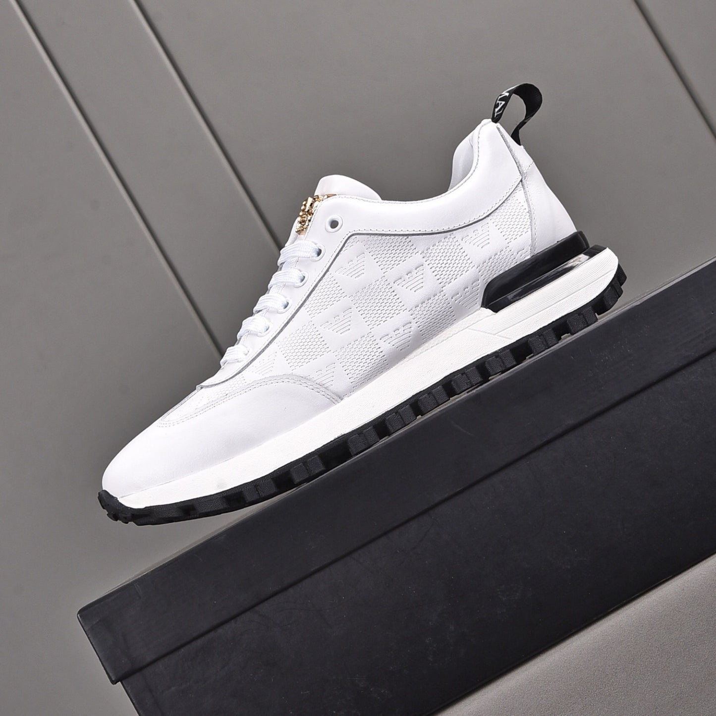 Tenis Arman Branco Couro logo detalhe