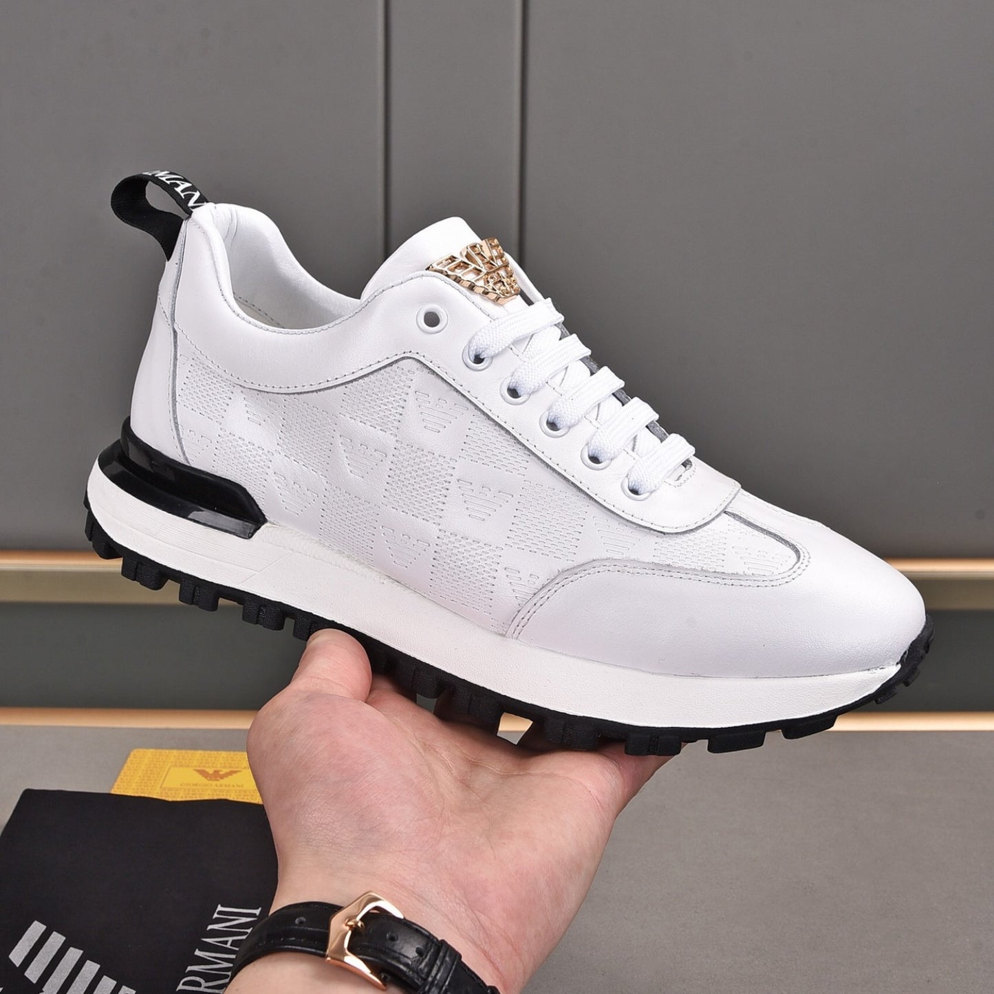Tenis Arman Branco Couro logo detalhe