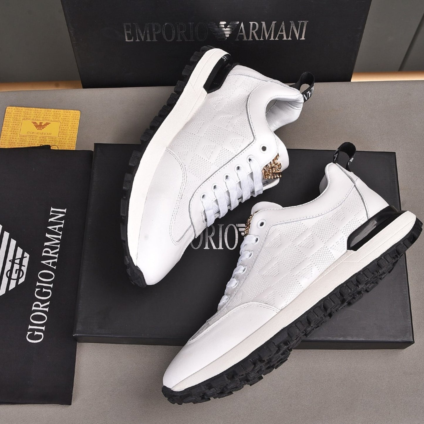 Tenis Arman Branco Couro logo detalhe
