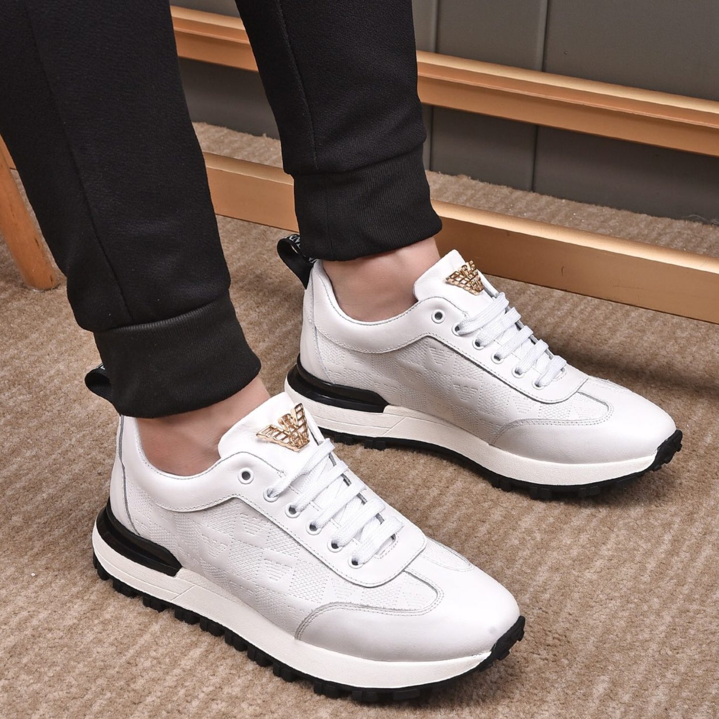 Tenis Arman Branco Couro logo detalhe