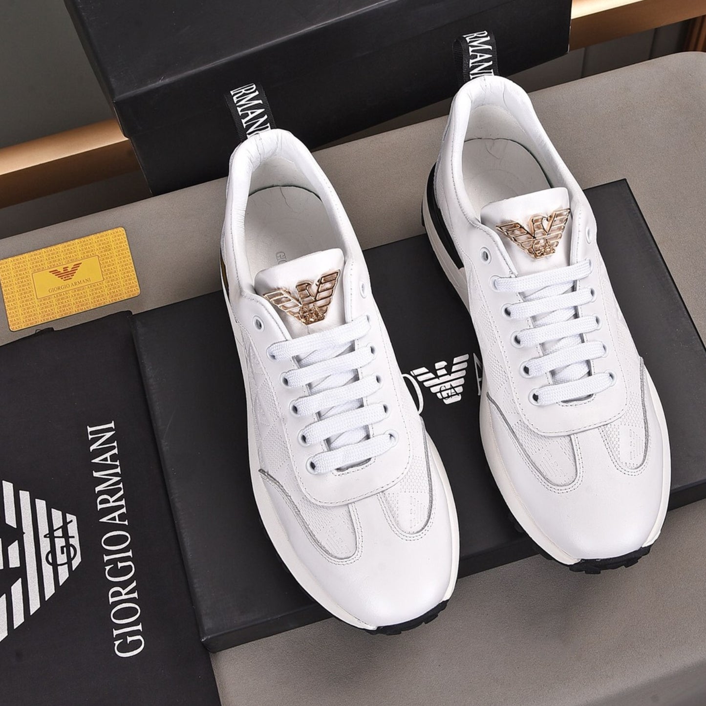 Tenis Arman Branco Couro logo detalhe