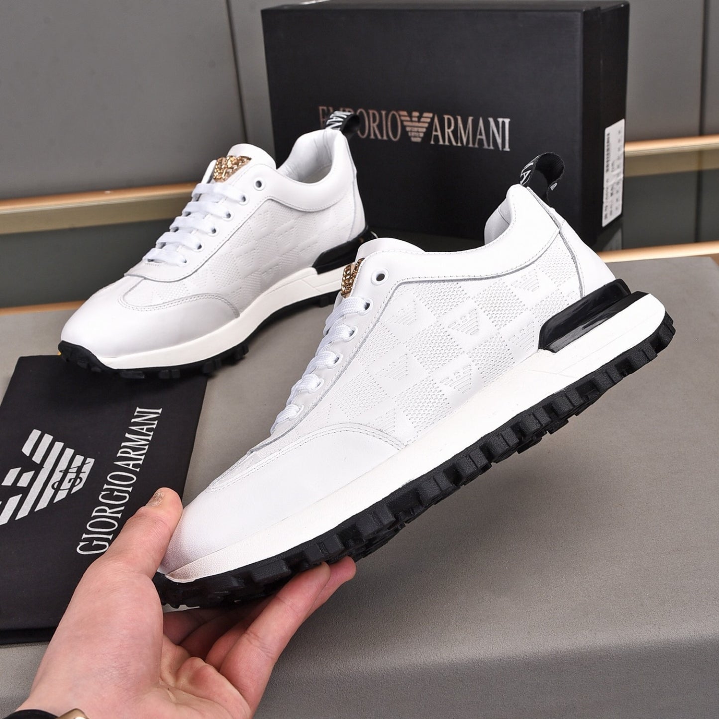 Tenis Arman Branco Couro logo detalhe