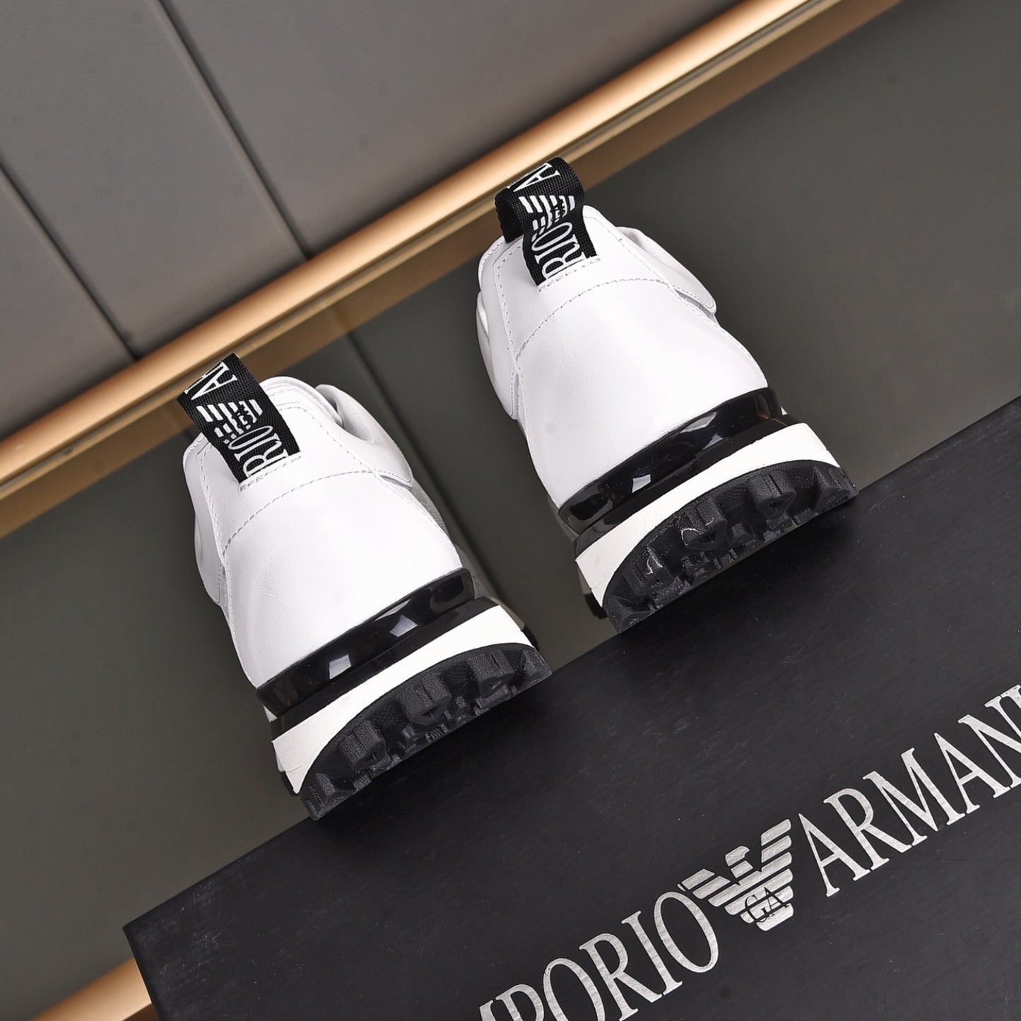Tenis Arman Branco Couro logo detalhe