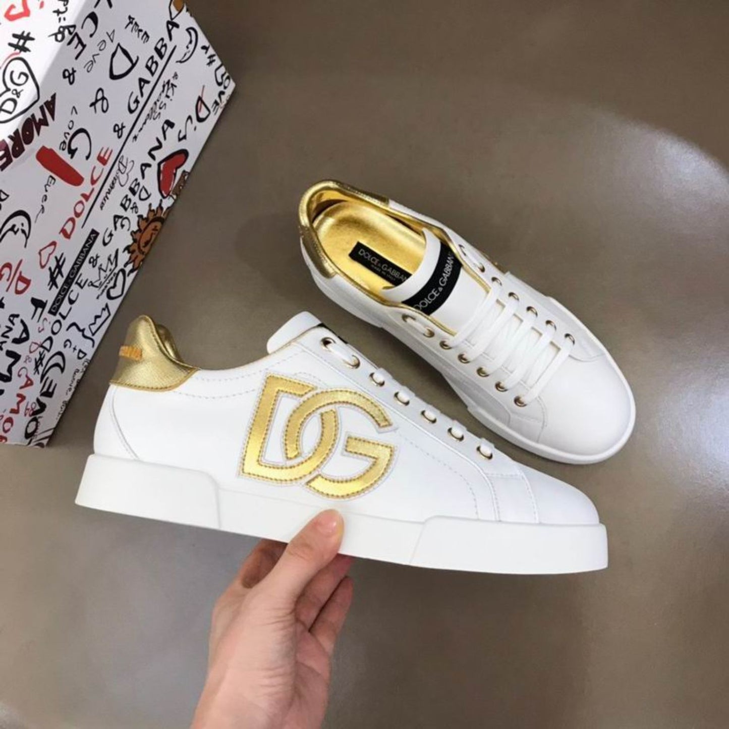 Tenis DG Portofino Couro Banco com Dourado e Logo Lateral