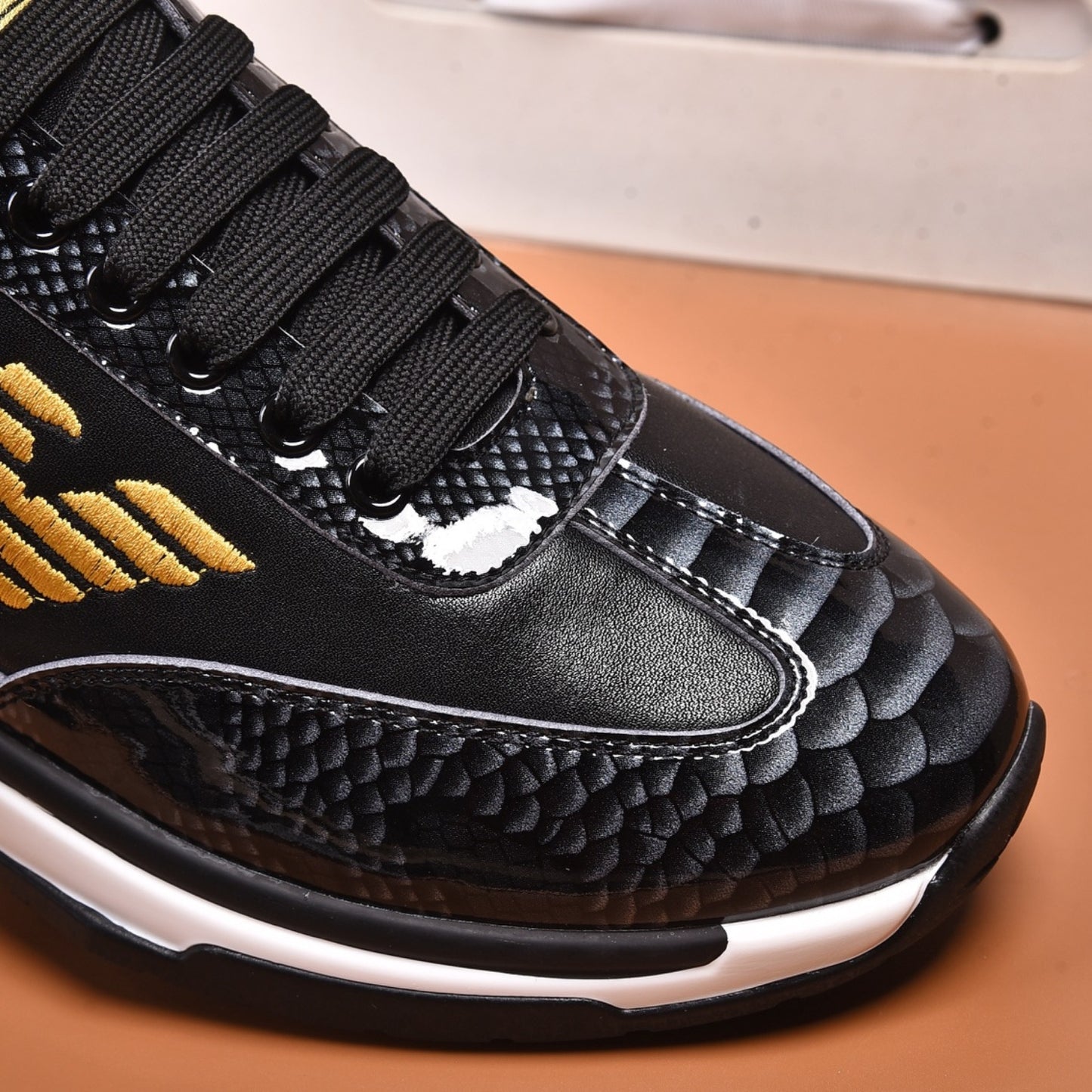 Tenis Arman Preto Casual Couro detalhe Topo e logo dourada