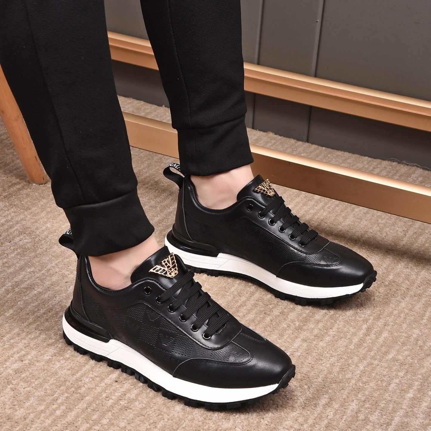 Tenis Arman Preto Couro logo detalhe