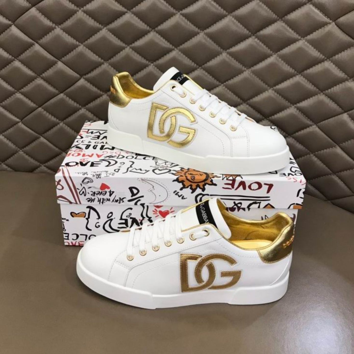 Tenis DG Portofino Couro Banco com Dourado e Logo Lateral
