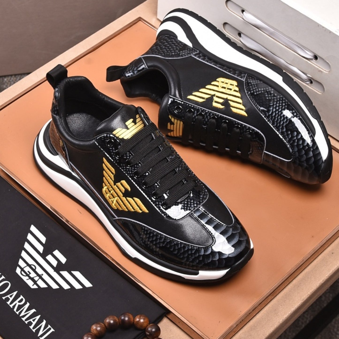 Tenis Arman Preto Casual Couro detalhe Topo e logo dourada