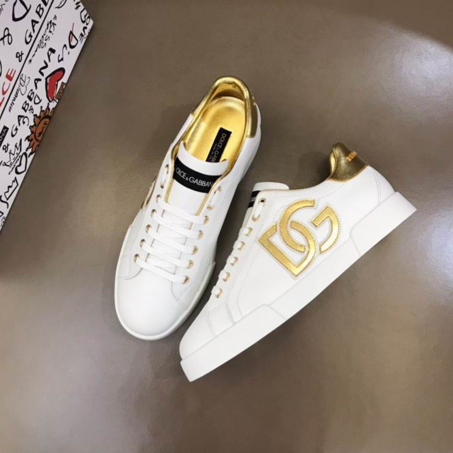 Tenis DG Portofino Couro Banco com Dourado e Logo Lateral