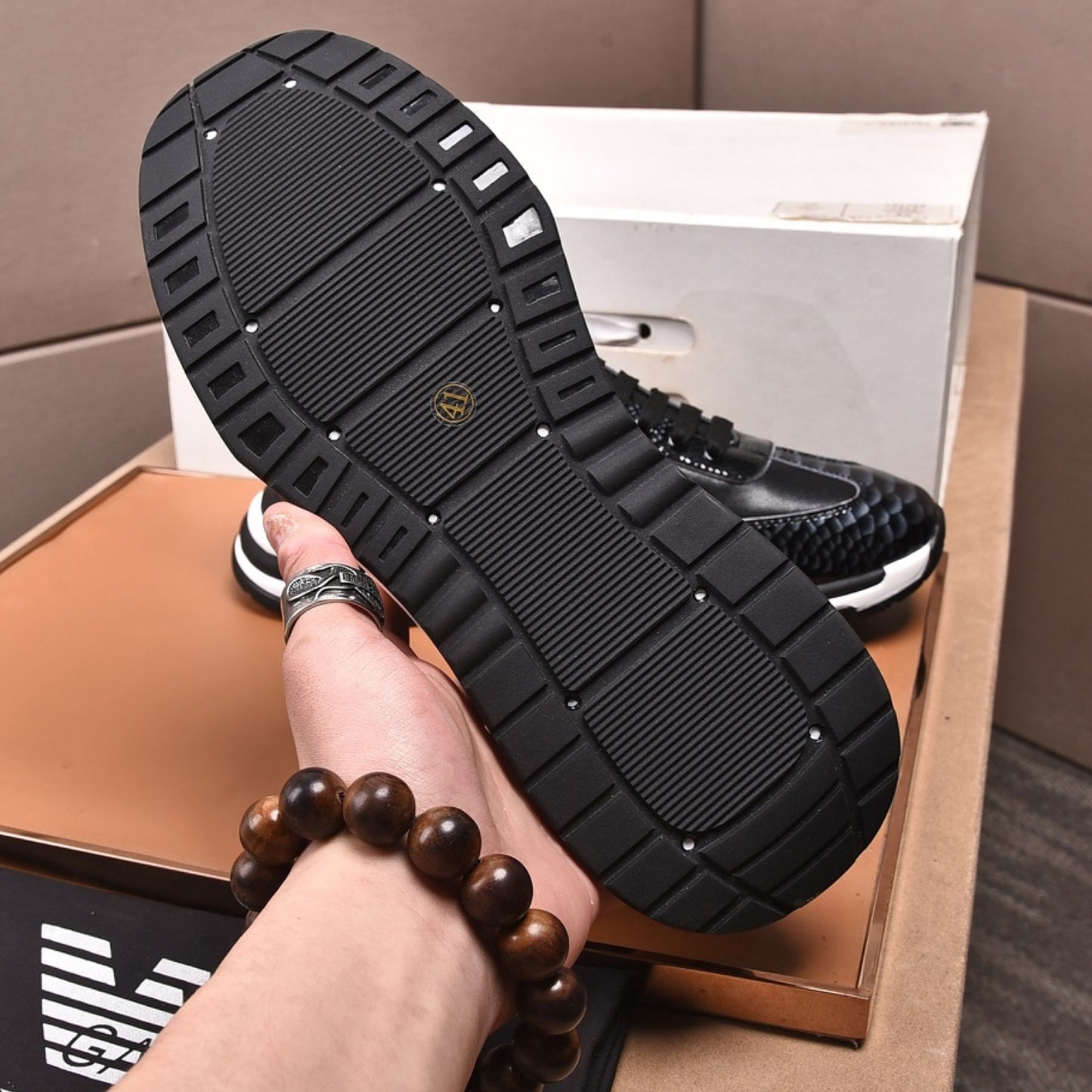 Tenis Arman Preto Casual Couro detalhe Topo e logo dourada