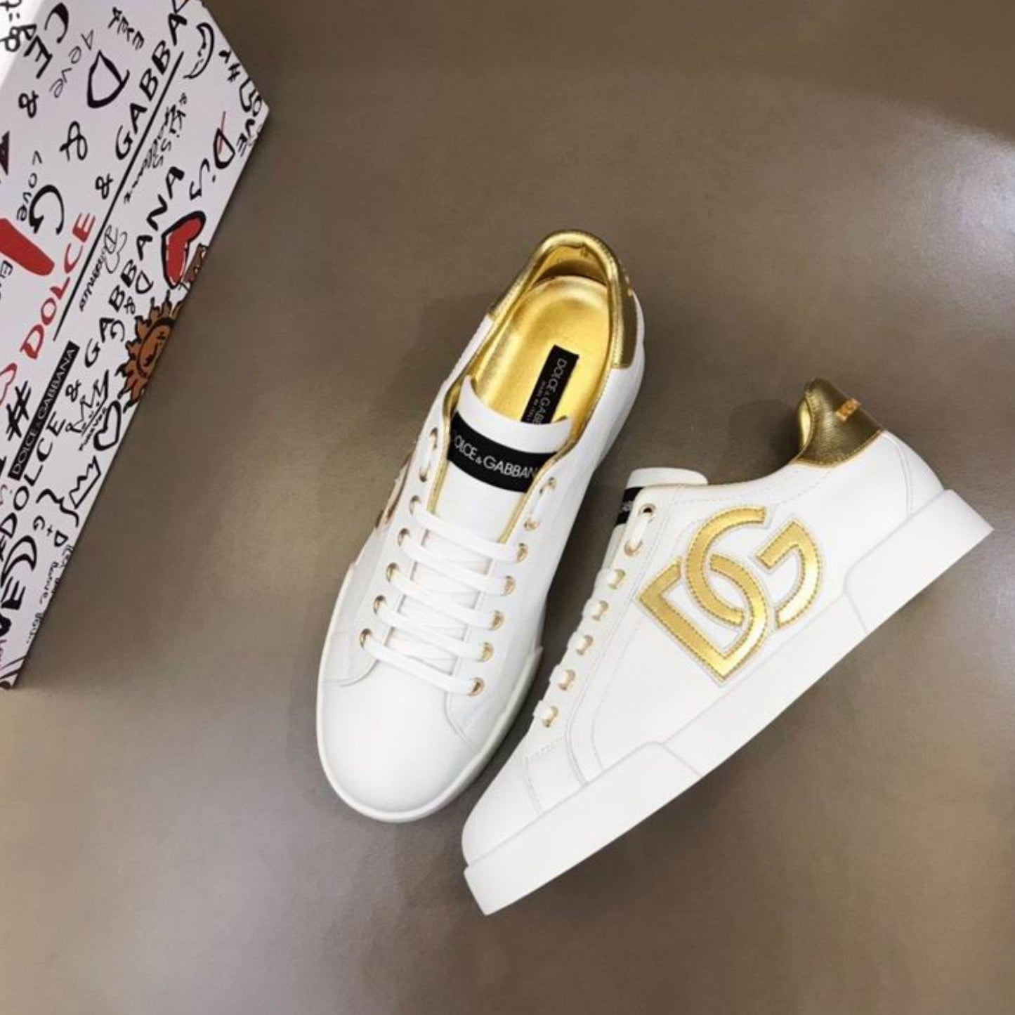Tenis DG Portofino Couro Banco com Dourado e Logo Lateral