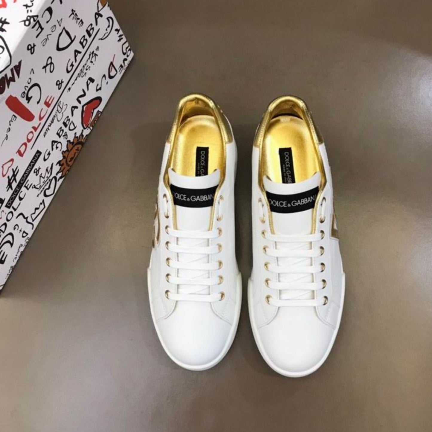 Tenis DG Portofino Couro Banco com Dourado e Logo Lateral