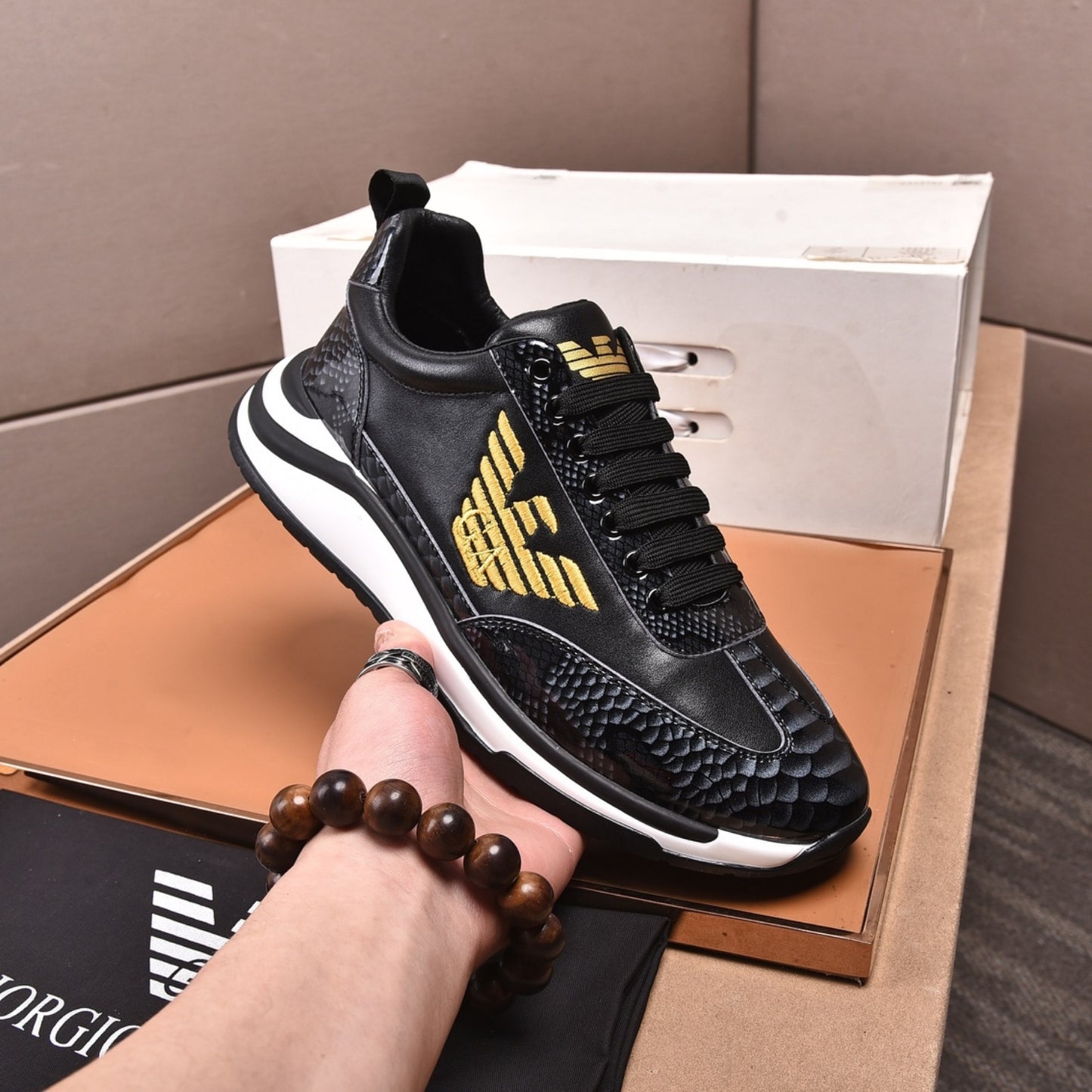 Tenis Arman Preto Casual Couro detalhe Topo e logo dourada