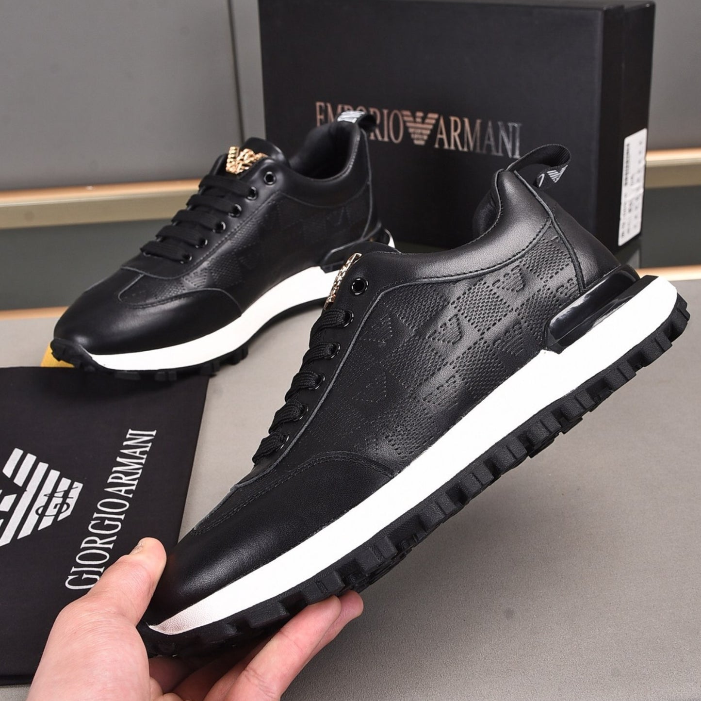 Tenis Arman Preto Couro logo detalhe