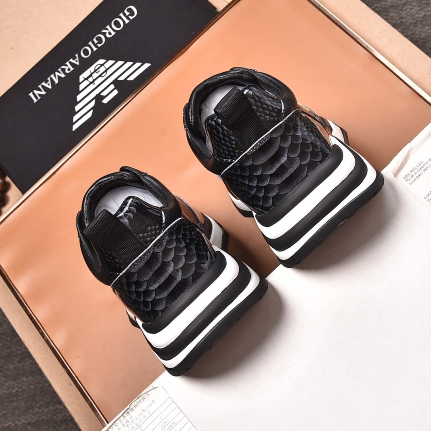 Tenis Arman Preto Casual Couro detalhe Topo e logo dourada