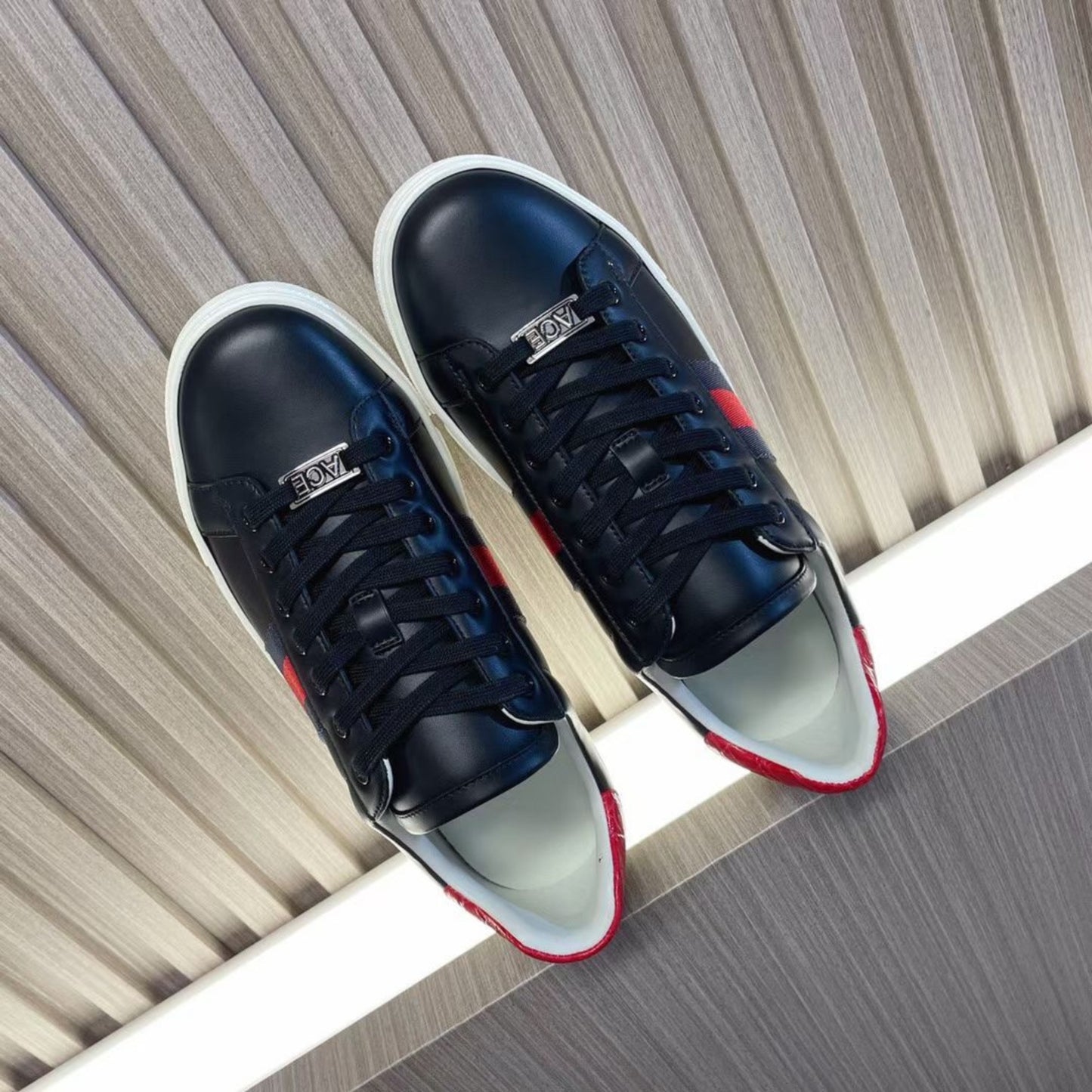 Tenis GG Ace com listras Web Preto